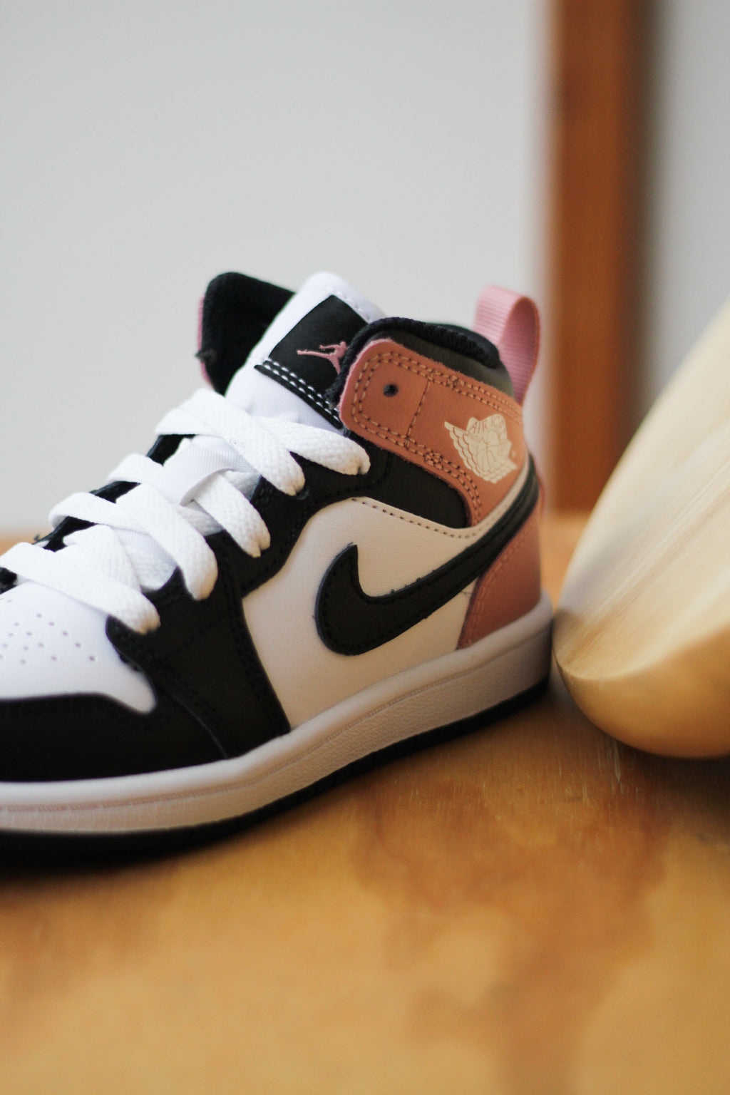 国内配送 NIKE AIR JORDAN 1 MID WHITE/RUST PINK-BLACK Jordan 1 Mid White Rust Pink Black – Purple Carpet Miami