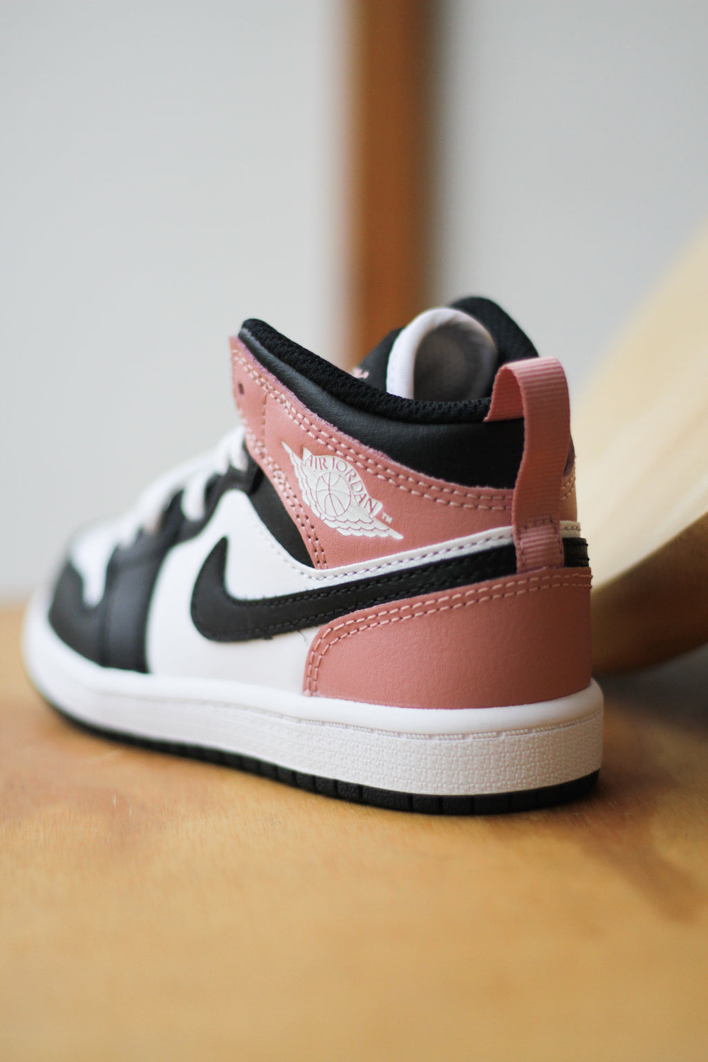 国内配送 NIKE AIR JORDAN 1 MID WHITE/RUST PINK-BLACK Jordan 1 Mid White Rust Pink Black – Purple Carpet Miami
