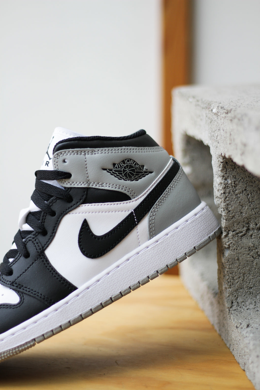 靴 Nike Air Jordan 1 MID GS LT SMOKE GREY AIR JORDAN 1 MID (GS) 