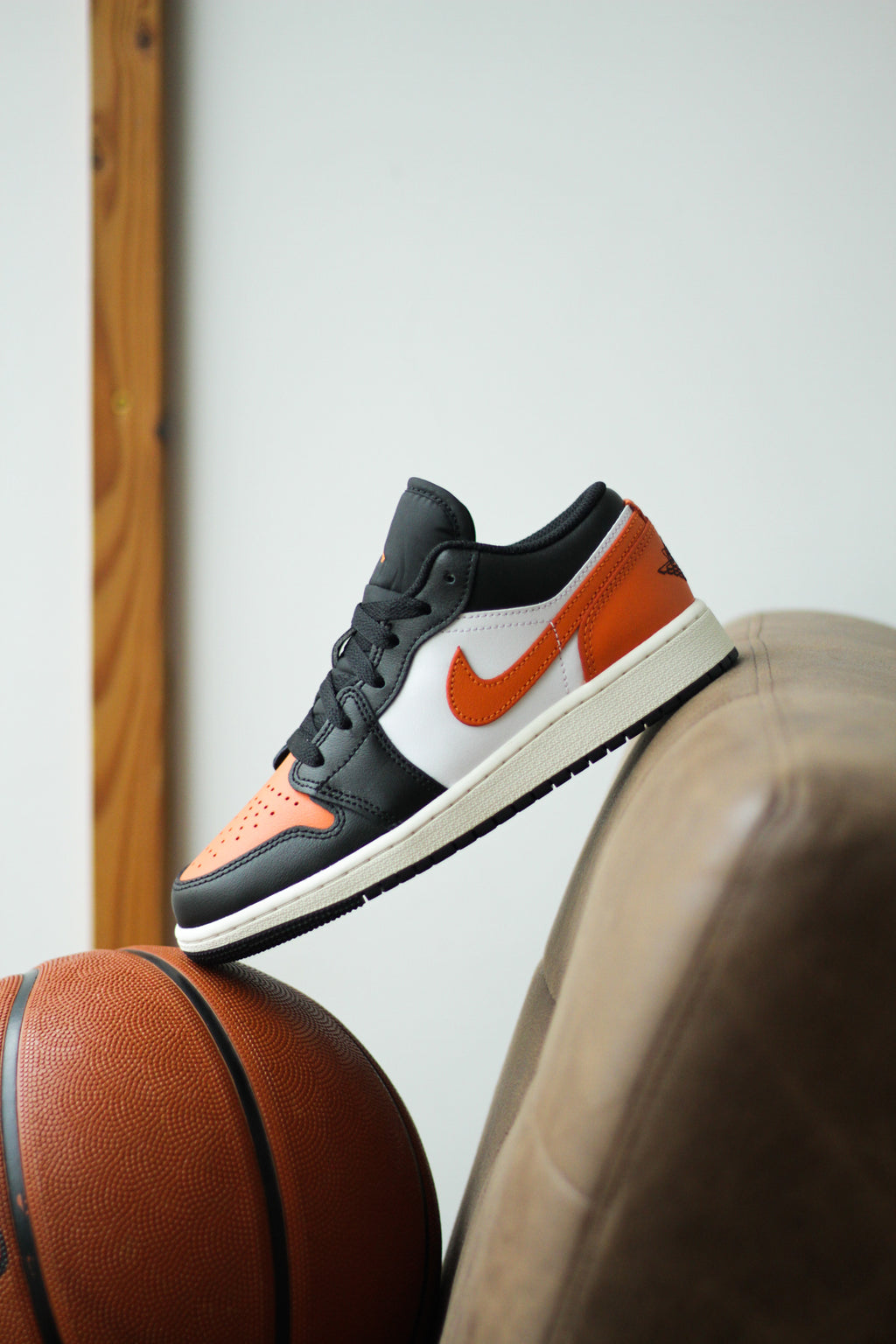 国内配送 NIKE AIR JORDAN 1 LOW BLACK/STARFISH-WHITE-SAIL AIR JORDAN 1 LOW (GS) 