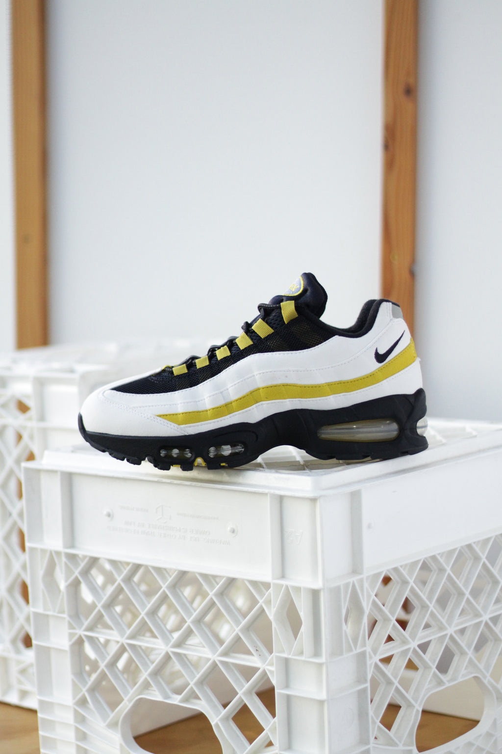 nike air max 95 black white gold