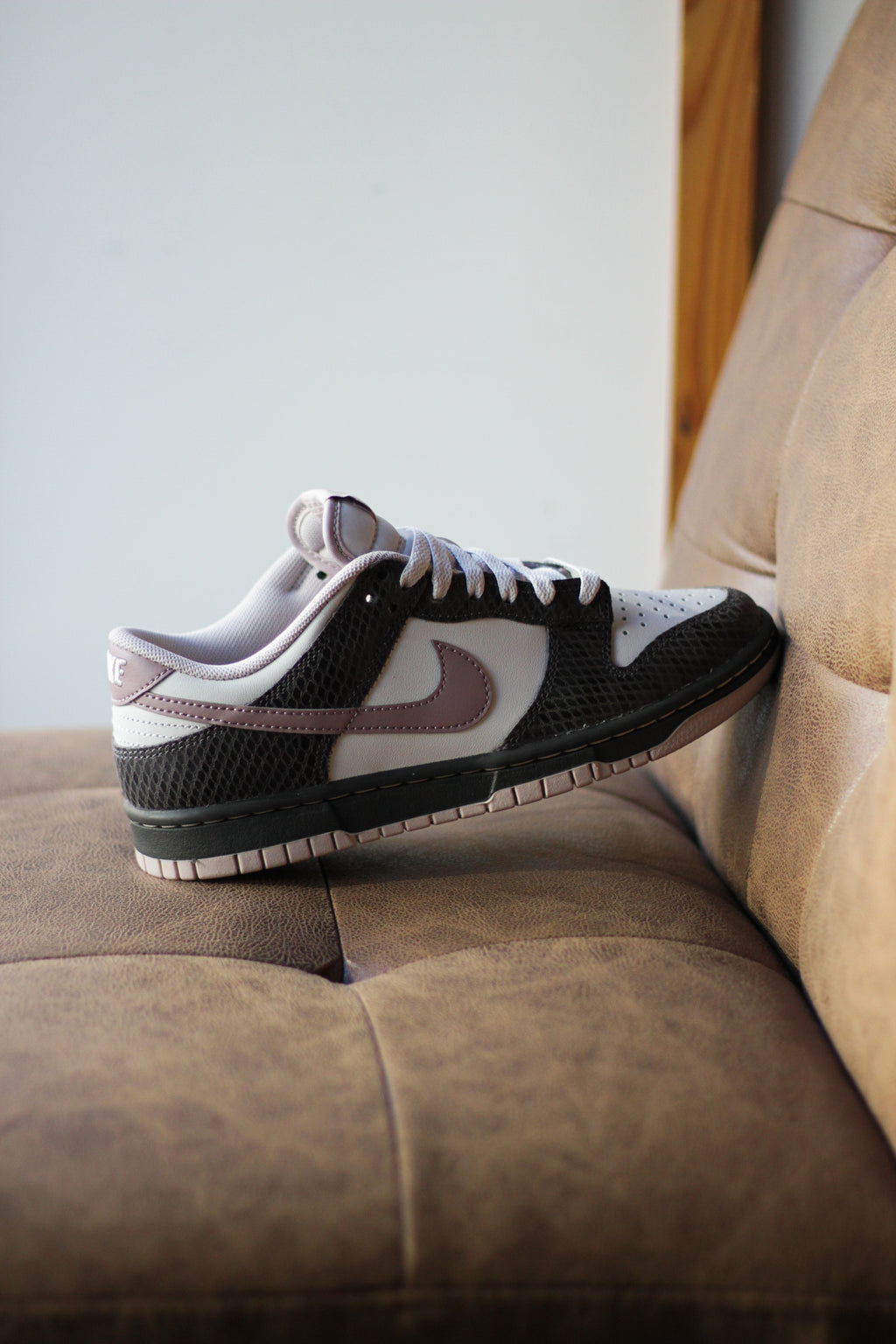 国内配送 NIKE DUNK LOW SE MEDIUM ASH/TAUPE GREY-VAST GREY NIKE DUNK LOW SE 
