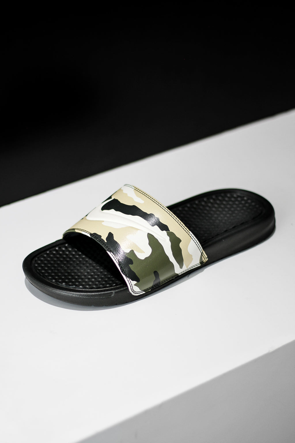 Nike benassi camo clearance slides