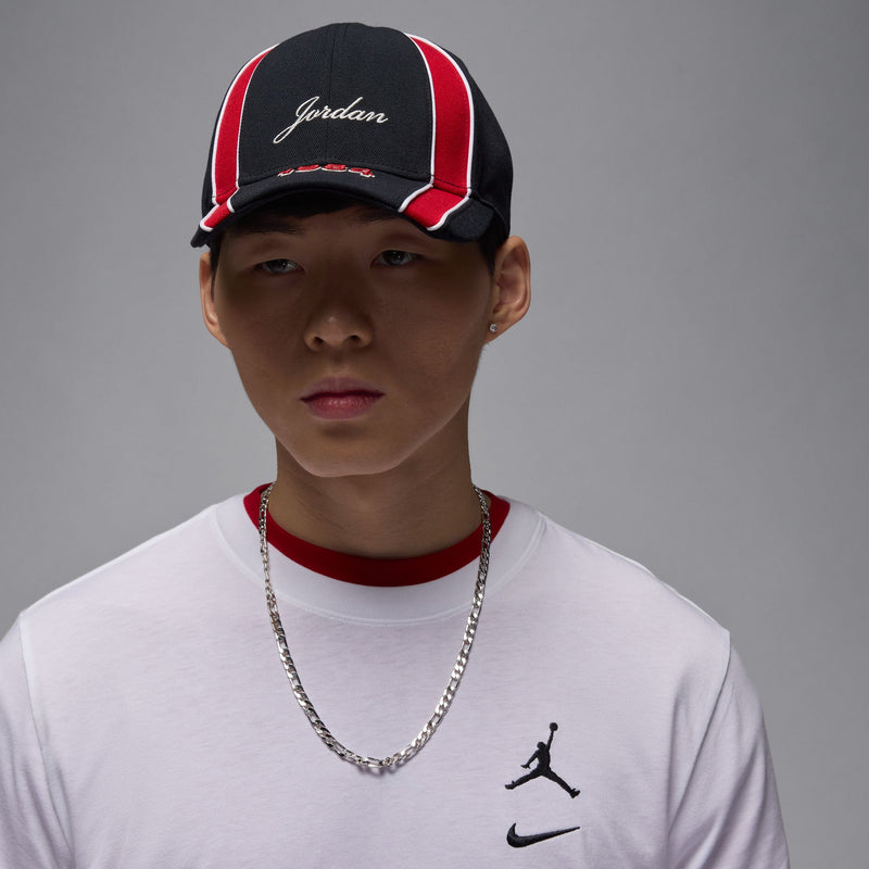 JORDAN RISE STRUCTURED HAT "BLACK/GYM RED/WHITE"