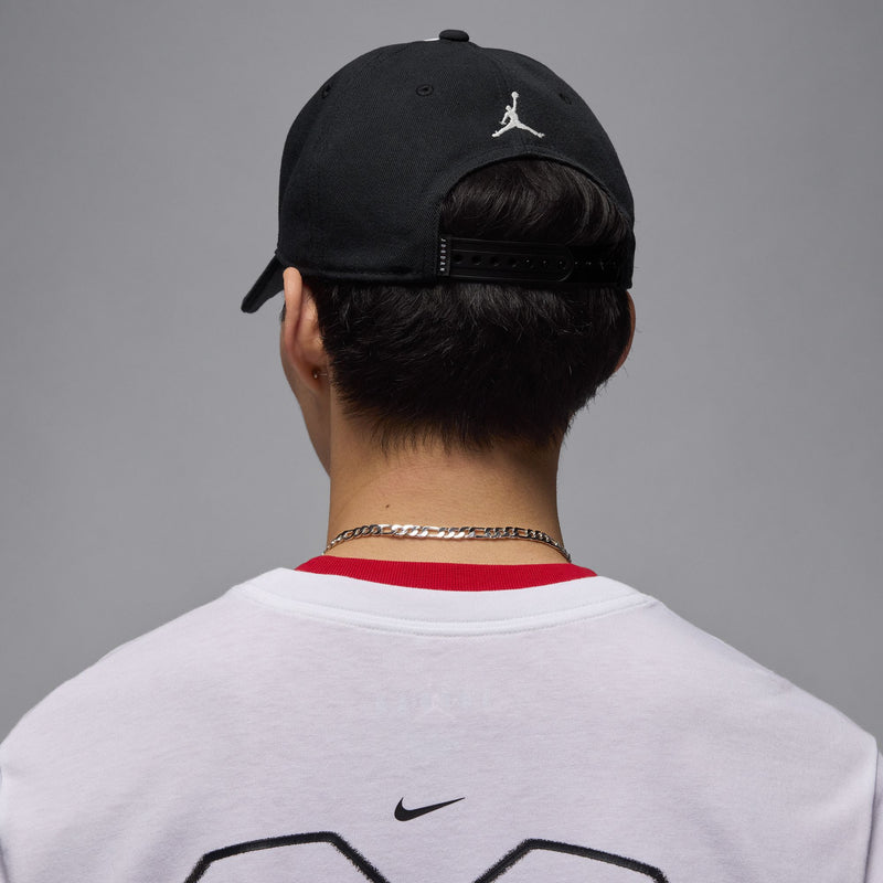 JORDAN RISE STRUCTURED HAT "BLACK/GYM RED/WHITE"