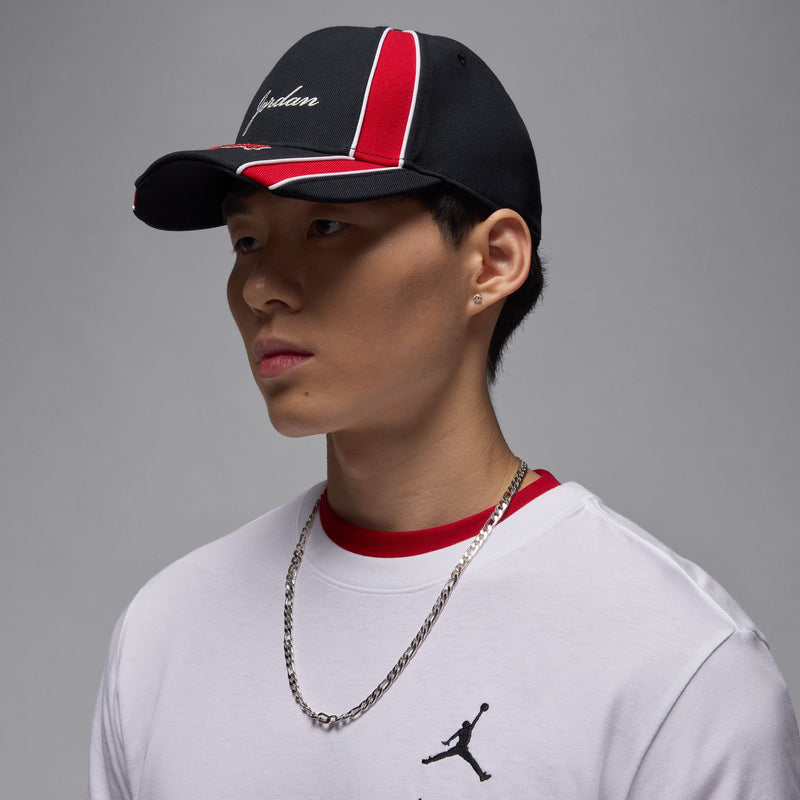 JORDAN RISE STRUCTURED HAT "BLACK/GYM RED/WHITE"