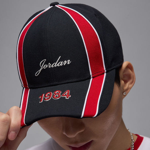 JORDAN RISE STRUCTURED HAT "BLACK/GYM RED/WHITE"