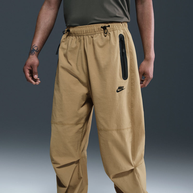 NIKE TECH WOVEN OVERSIZED PANTS "PARACHUTE BEIGE/PARACHUTE BEIGE/BLACK"