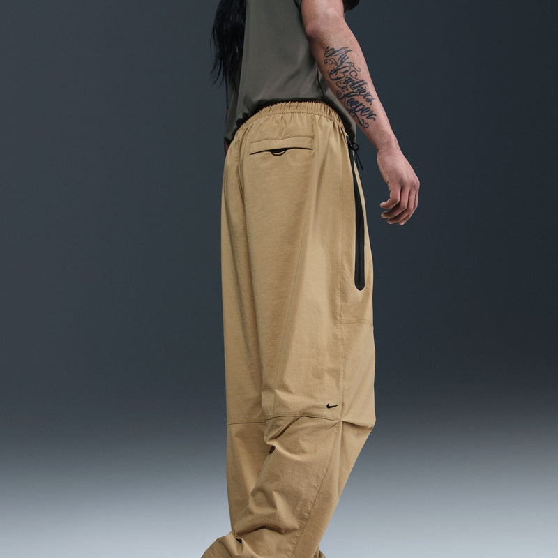 NIKE TECH WOVEN OVERSIZED PANTS "PARACHUTE BEIGE/PARACHUTE BEIGE/BLACK"