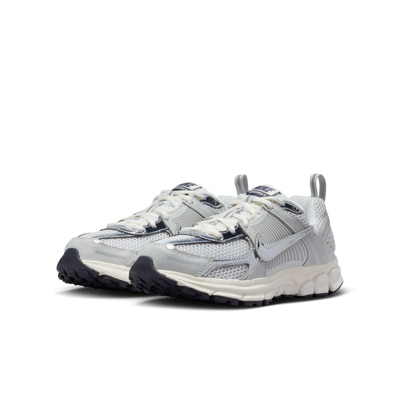 NIKE VOMERO 5 (GS) "PHOTON DUST/CHROME-GRIDIRON-SAIL"