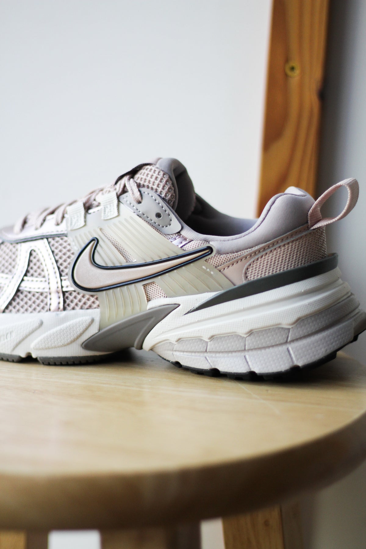 ★NIKE★ V2K Run W Particle Beige College Gray Light Bone Pa Nike V2K Run Particle Beige College Grey Light Bone (Women's