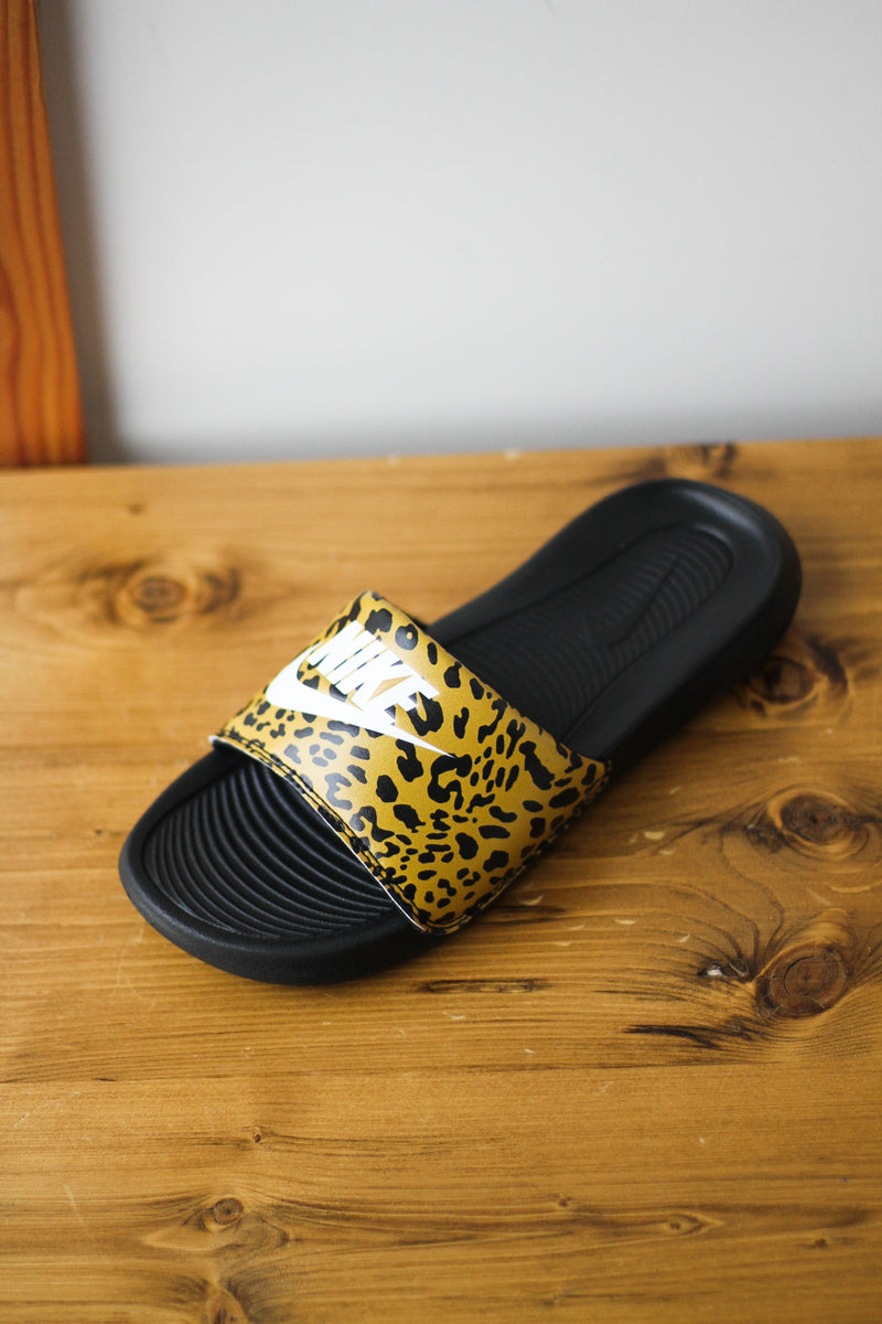 W VICTORI ONE SLIDE "CHUTNEY"