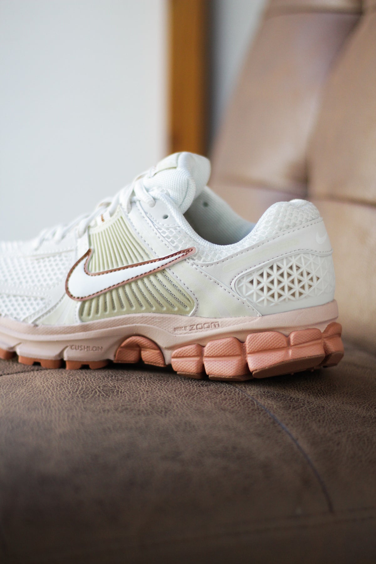 ☆nike☆ Zoom Vomero 5 W Phantom Particle Beige Terra Blush The Nike Zoom Vomero 5 Particle Beige Terra Blush Releases