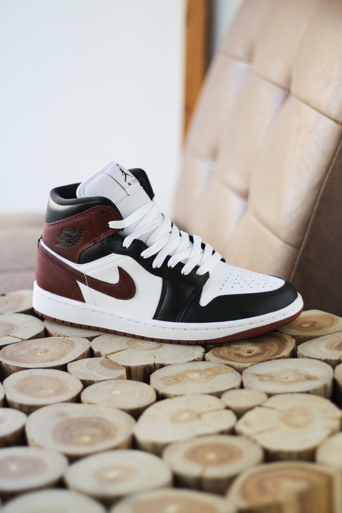 【ナイキ】★Nike Air Jordan 1 Mid SE Dark Pony★大人気★ ナイキ】☆Nike Air Jordan 1 Mid SE Dark Pony☆大人気☆
