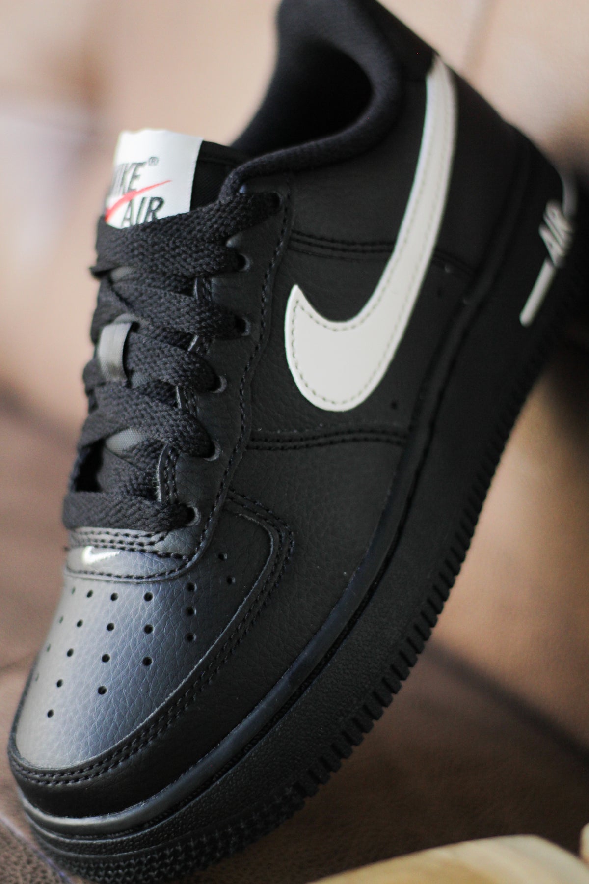 nike air force 1 black with white swoosh