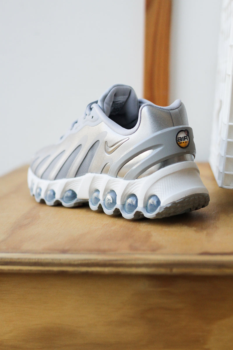 W NIKE AIR MAX DN8 "WOLF GREY/METALLIC SILVER-OFF WHITE"