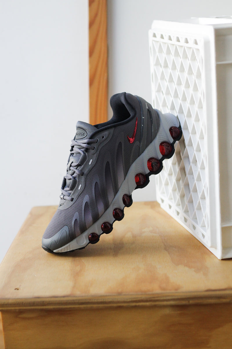 NIKE AIR MAX DN8 "IRON GREY/BRIGHT CRIMSON-WOLF GREY-BLACK"