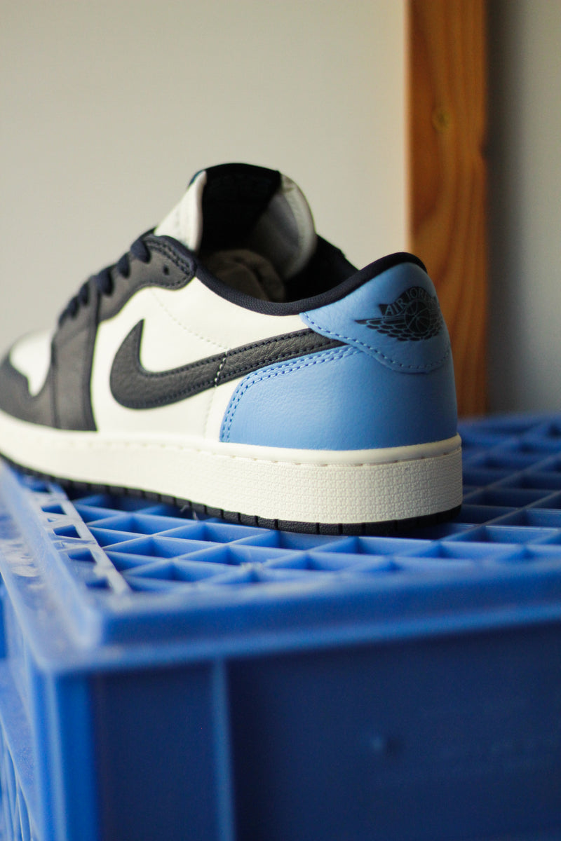 AIR JORDAN 1 LOW OG (GS) "OBSIDIAN/UNIVERSITY BLUE-SAIL"