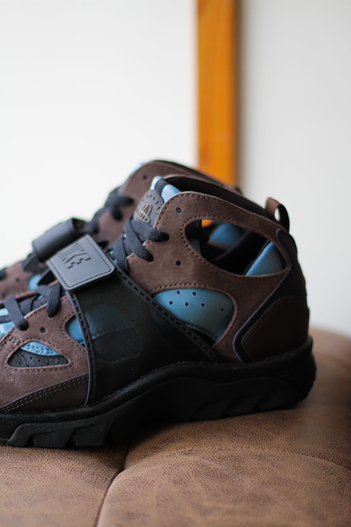 nike air trainer huarache triple black