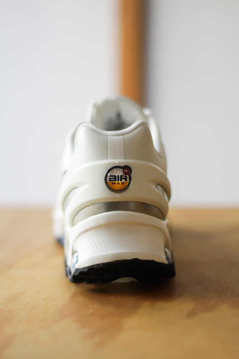 W NIKE AIR MAX DN8 "SAIL/BLACK-FOSSIL"