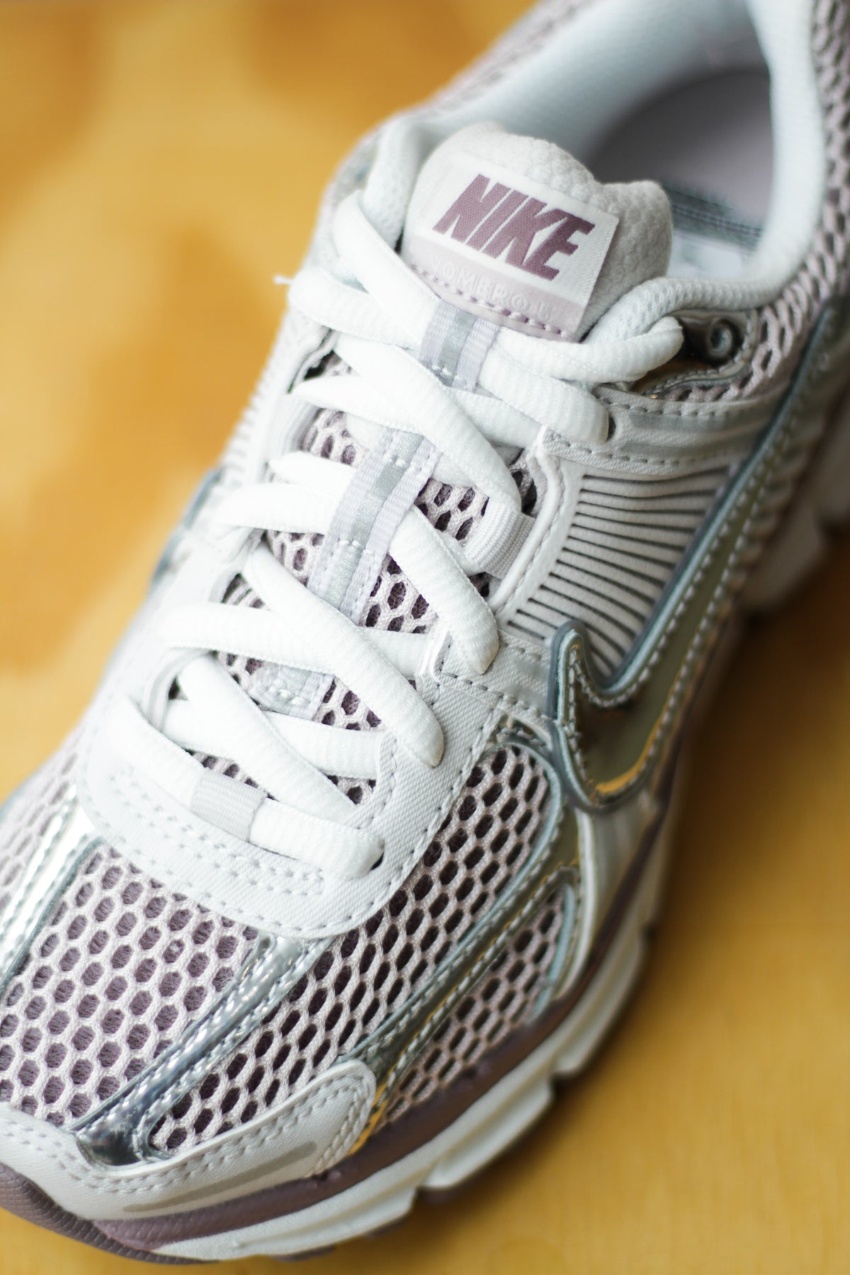 Nike 人気再燃＆流行Y2Kスタイル! ZOOM VOMERO 5 シルバークロム Eve Just Wore Nike's Zoom Vomero 5, Acing Fall's Metallic
