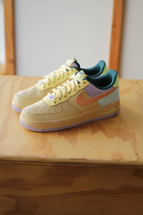 NIKE AIR FORCE 1 '07 "SESAME/APRICOT AGATE-HYDRANGEAS"