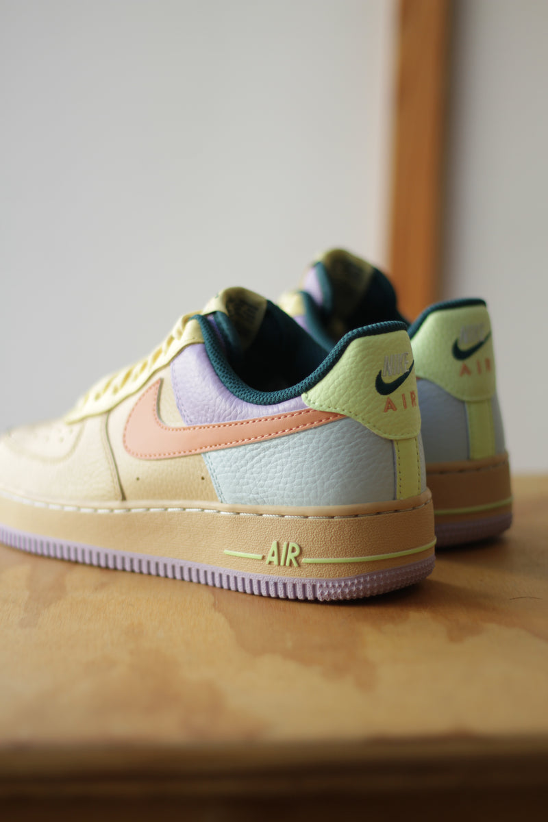 NIKE AIR FORCE 1 '07 "SESAME/APRICOT AGATE-HYDRANGEAS"