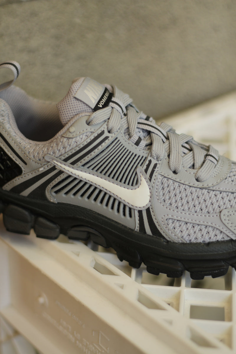 NIKE VOMERO 5 (GS) "WOLF GREY/SUMMIT WHITE-BLACK-ANTHRACITE"