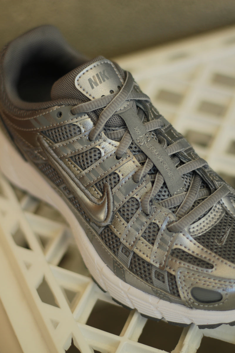 NIKE P-6000 (GS) "MTLC COOL GREY/COOL GREY-WHITE-WOLF GREY"