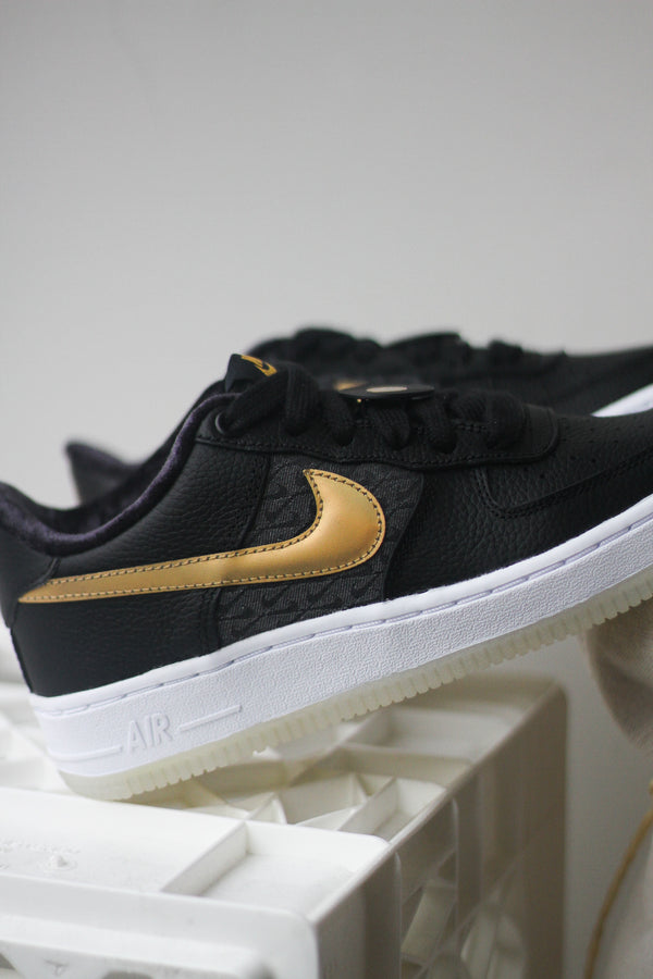 AIR FORCE 1 LV8 (GS) "BLACK/METALLIC GOLD"