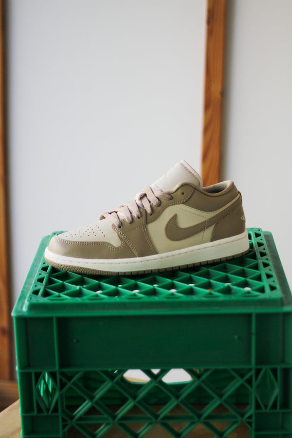 W AIR JORDAN 1 LOW "RATTAN/SAIL/DESERT CAMO"