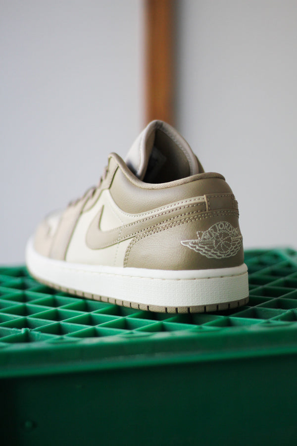 W AIR JORDAN 1 LOW "RATTAN/SAIL/DESERT CAMO"