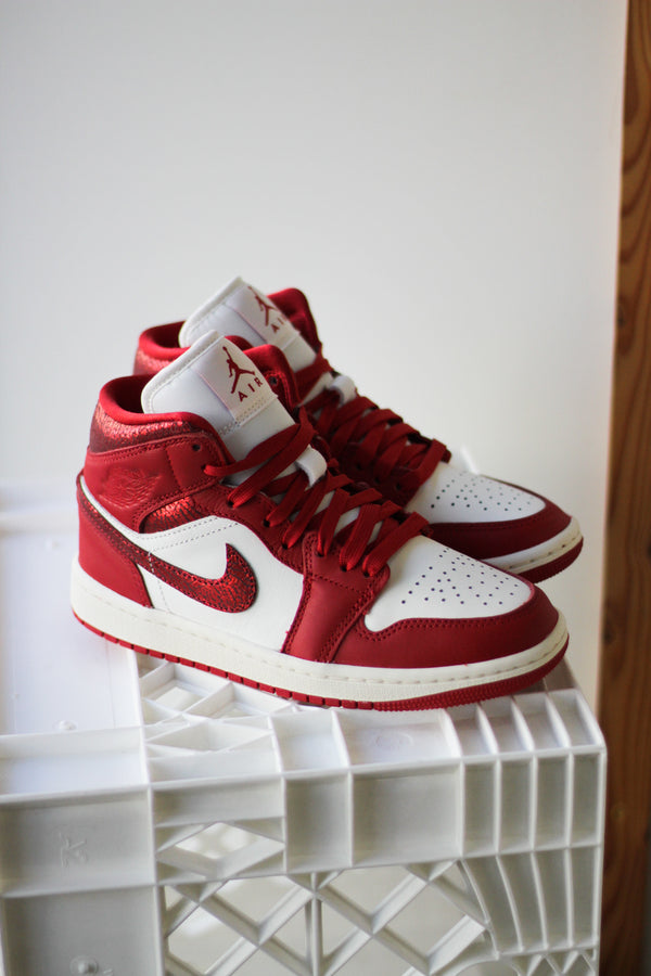 W AIR JORDAN 1 MID SE "SAIL/VARSITY RED-TEAM RED"