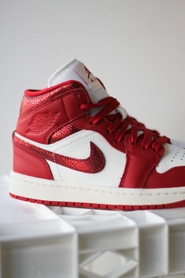 W AIR JORDAN 1 MID SE "SAIL/VARSITY RED-TEAM RED"