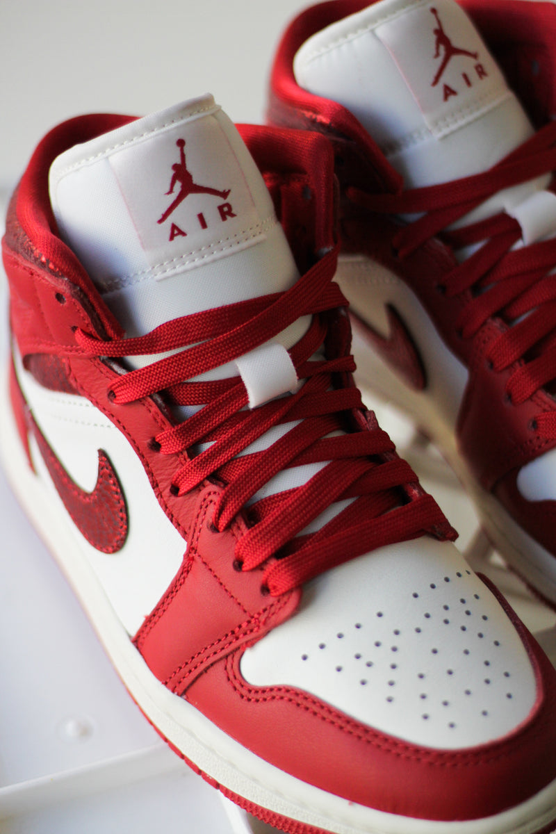 W AIR JORDAN 1 MID SE "SAIL/VARSITY RED-TEAM RED"