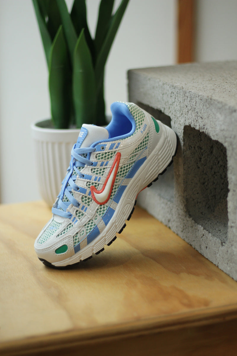 NIKE P-6000 (GS) "SUMMIT WHITE/MAGIC EMBER-UNIVERSITY BLUE"