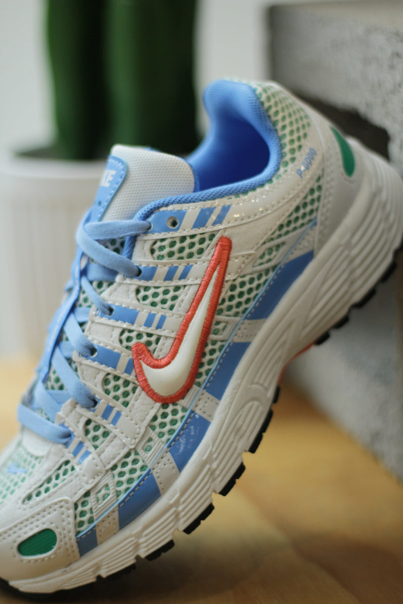 NIKE P-6000 (GS) "SUMMIT WHITE/MAGIC EMBER-UNIVERSITY BLUE"