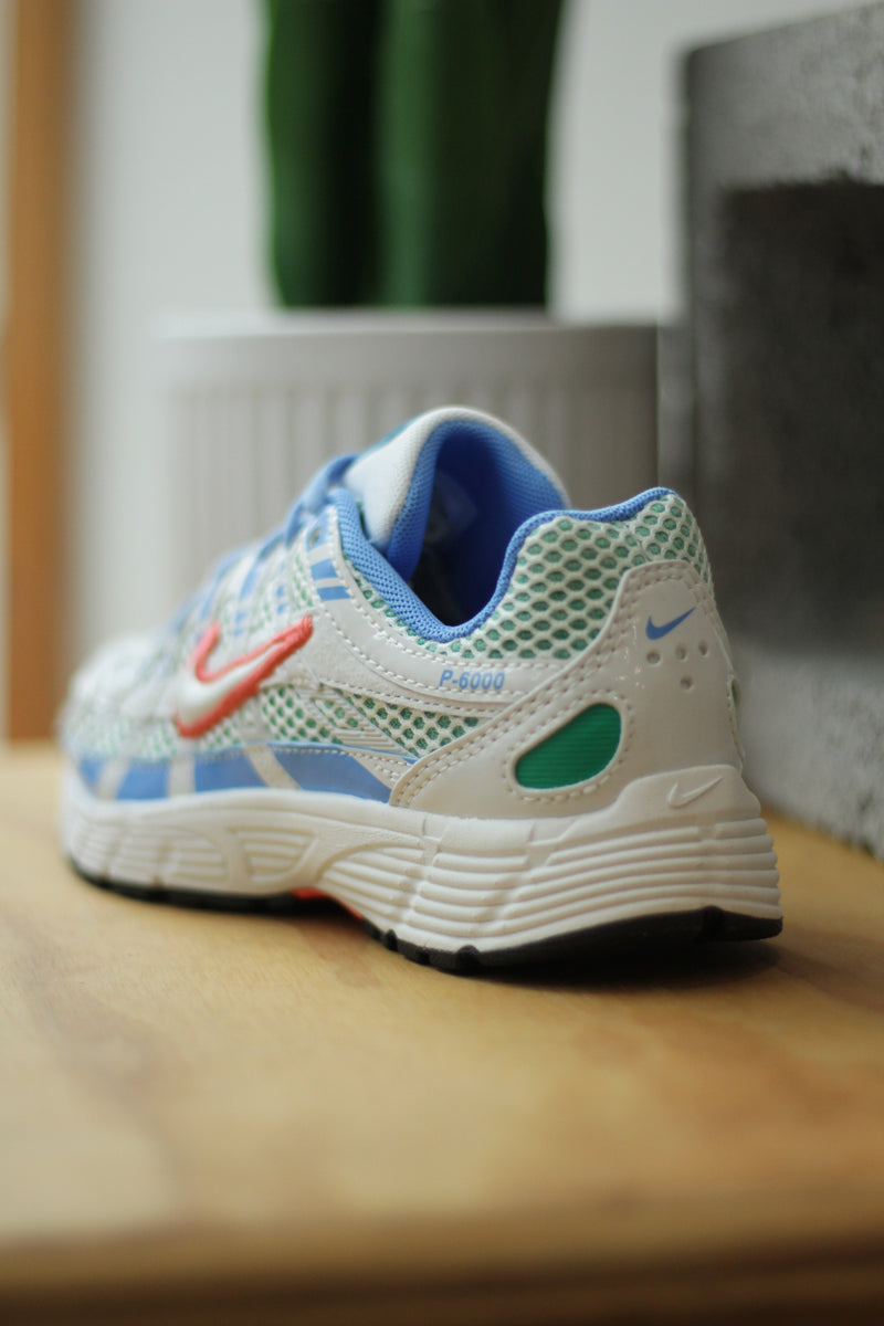 NIKE P-6000 (GS) "SUMMIT WHITE/MAGIC EMBER-UNIVERSITY BLUE"