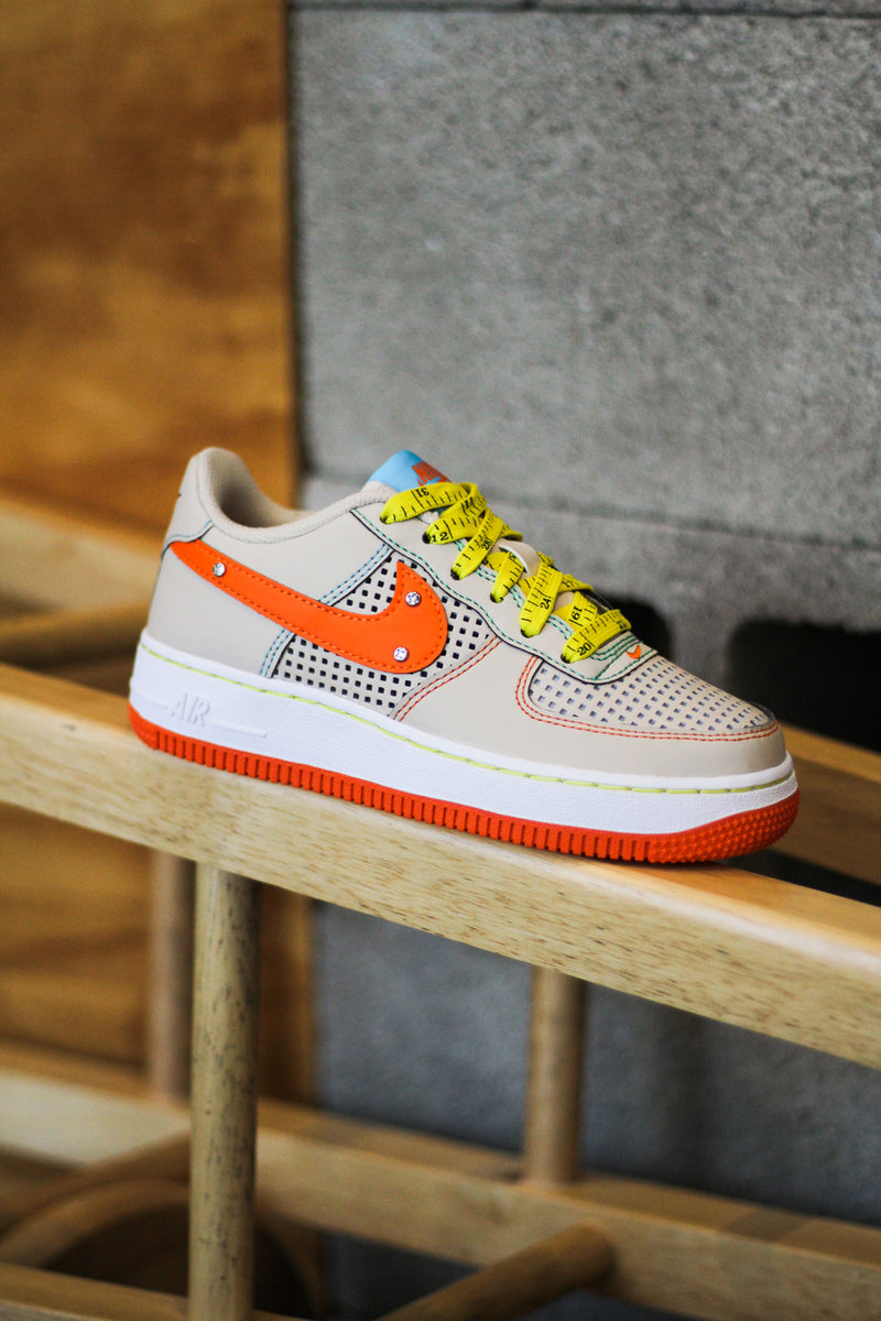 NIKE AIR FORCE 1 LE (GS) "SANDDRIFT/SAFETY ORANGE-PHANTOM"