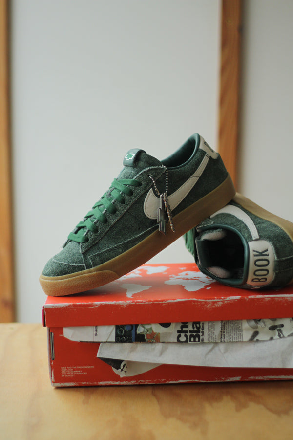 NIKE BLAZER LOW BOOK CHEVY QS "TM DARK GREEN/SAIL-GUM YELLOW"