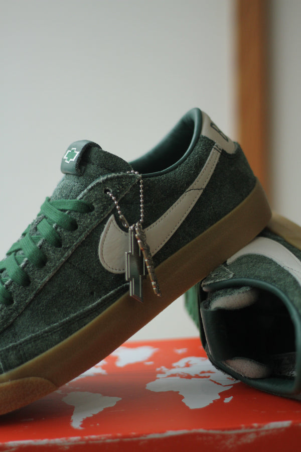 NIKE BLAZER LOW BOOK CHEVY QS "TM DARK GREEN/SAIL-GUM YELLOW"