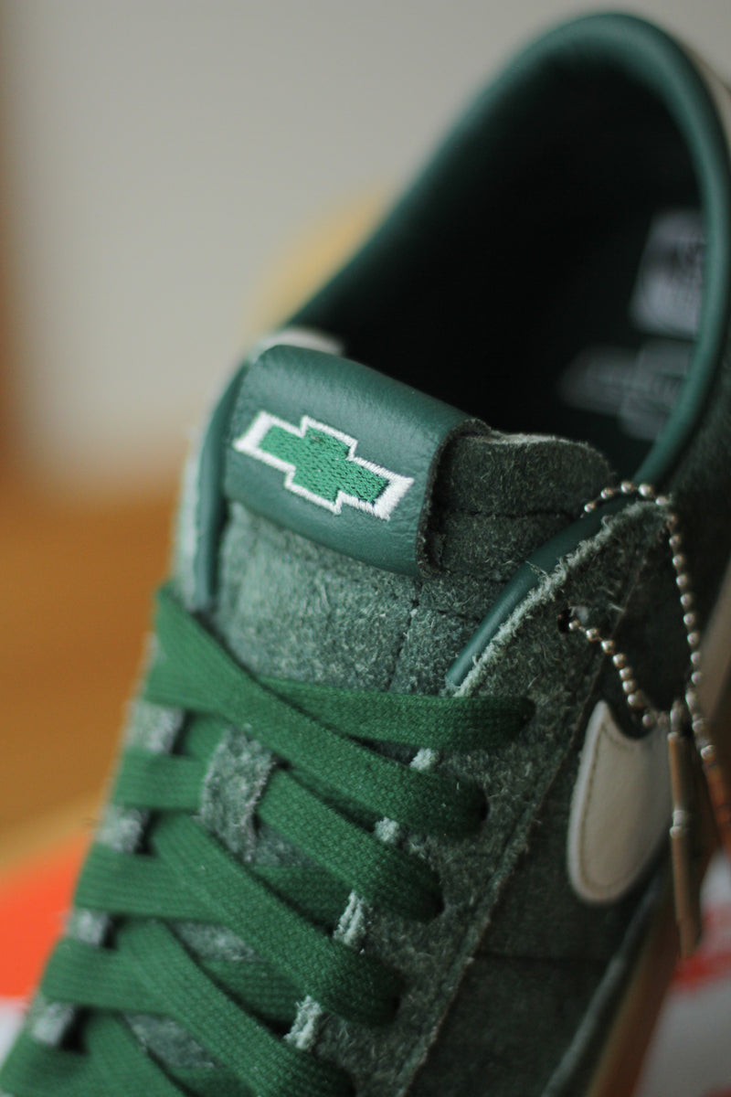 NIKE BLAZER LOW BOOK CHEVY QS "TM DARK GREEN/SAIL-GUM YELLOW"