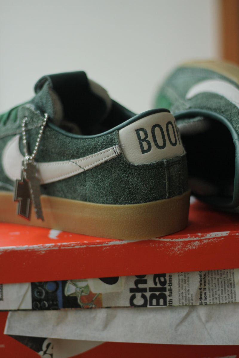 NIKE BLAZER LOW BOOK CHEVY QS "TM DARK GREEN/SAIL-GUM YELLOW"