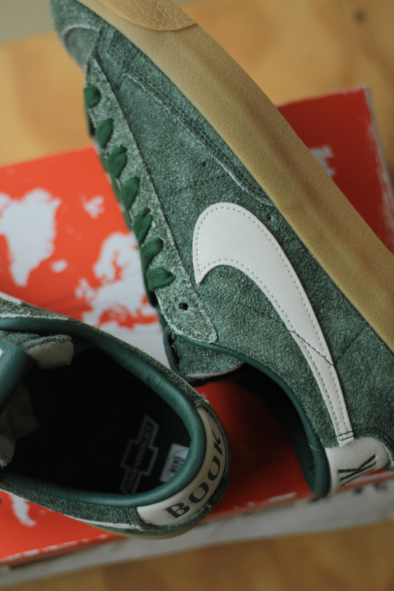 NIKE BLAZER LOW BOOK CHEVY QS "TM DARK GREEN/SAIL-GUM YELLOW"