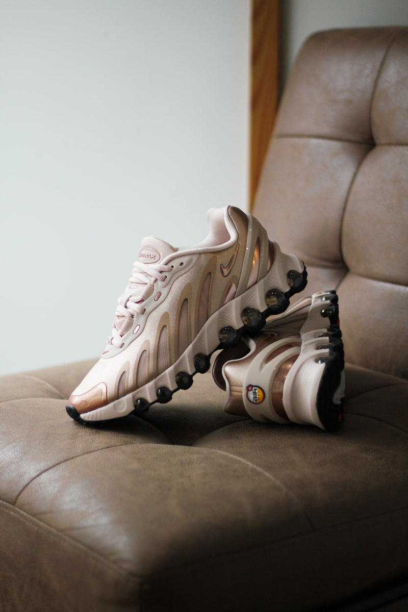 W NIKE AIR MAX DN8 "METALLIC RED BRONZE/BLACK-PARTICLE BEIGE"