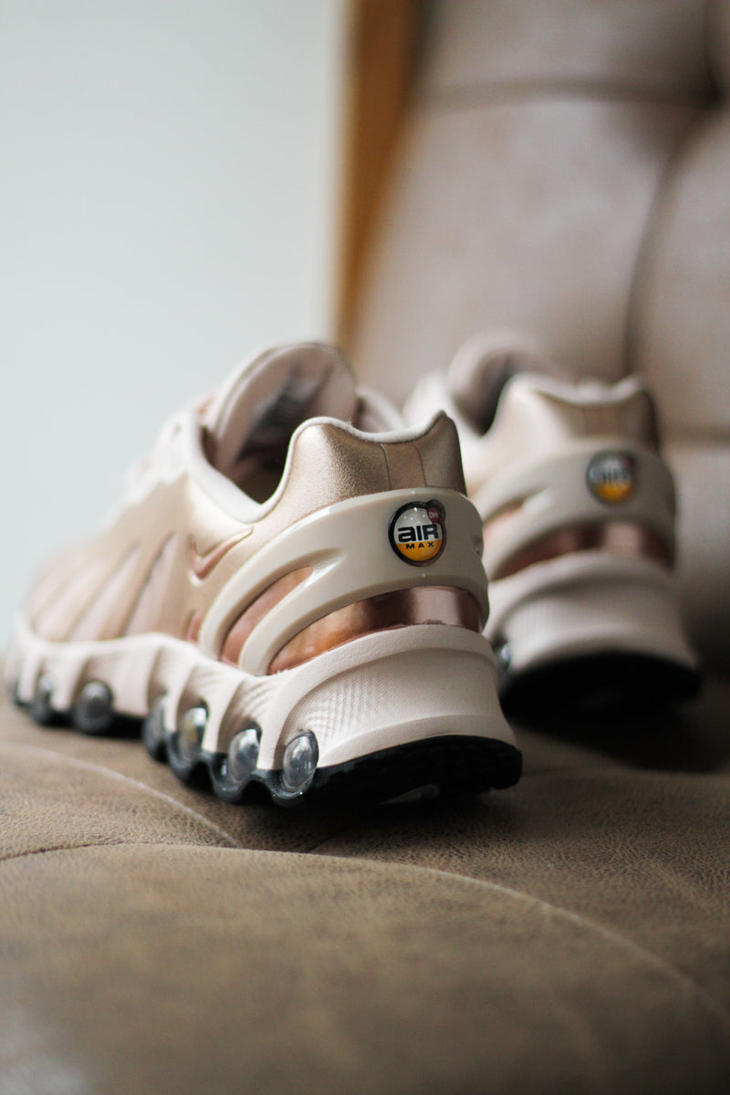 W NIKE AIR MAX DN8 "METALLIC RED BRONZE/BLACK-PARTICLE BEIGE"