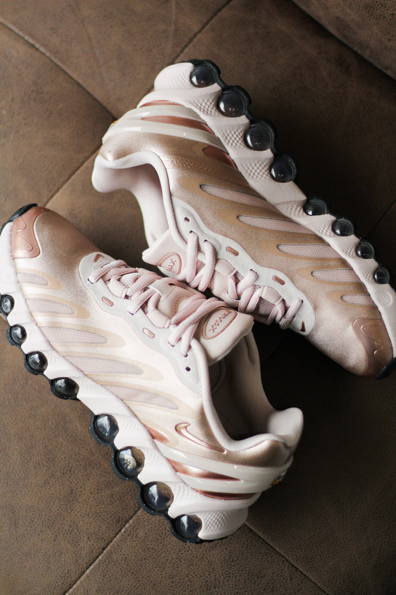 W NIKE AIR MAX DN8 "METALLIC RED BRONZE/BLACK-PARTICLE BEIGE"