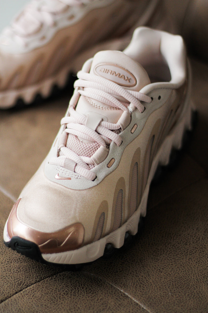 W NIKE AIR MAX DN8 "METALLIC RED BRONZE/BLACK-PARTICLE BEIGE"