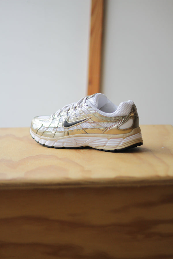 W NIKE P-6000 "WHITE/BLACK-GRAIN-MTLC GOLD GRAIN"