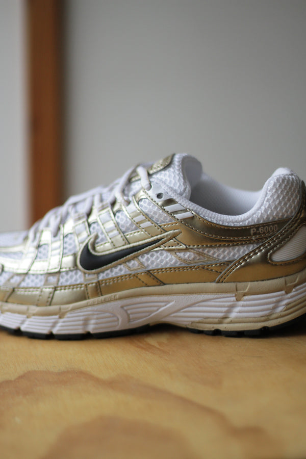 W NIKE P-6000 "WHITE/BLACK-GRAIN-MTLC GOLD GRAIN"